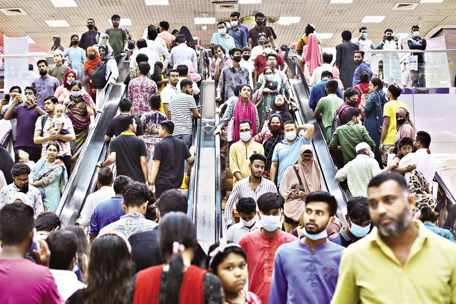 Shoppers use the elevators as they crowd the city’s Bashundhara shopping complex on Friday ahead of the Eid-ul-Fitr festival — FE photo