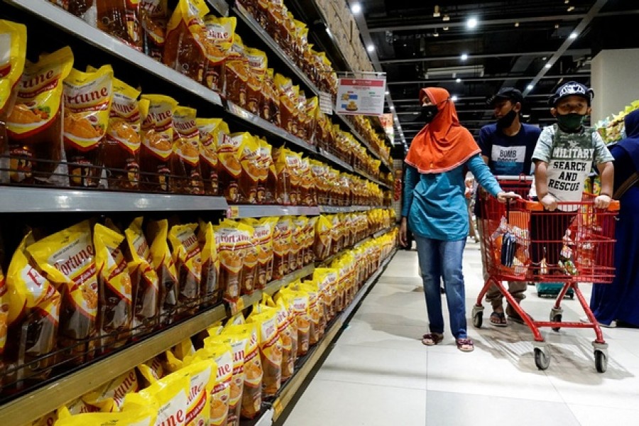 People shop for cooking oil made from oil palms at a supermarket in Jakarta, Indonesia, Mar 27, 2022 –Reuters/Willy Kurniawan/File