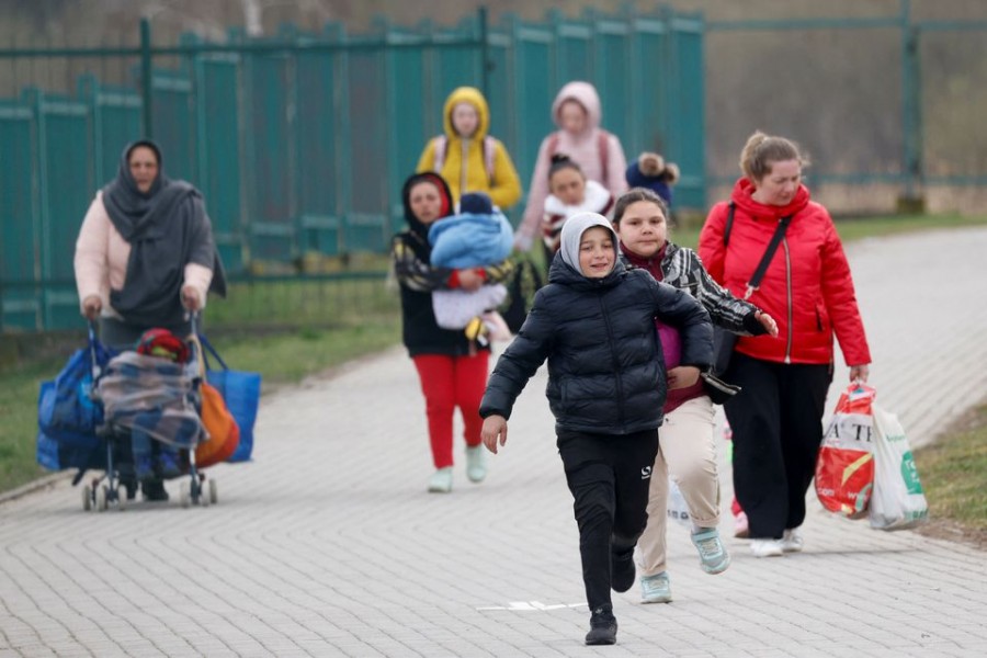 Ukrainian refugees wait to collect aid and register at a centre for internally displaced people, amid Russia's invasion of Ukraine, in the town of Kryvyi Rih, Dnipropetrovsk region, Ukraine Apr 25, 2022. REUTERS/Ueslei Marcelino