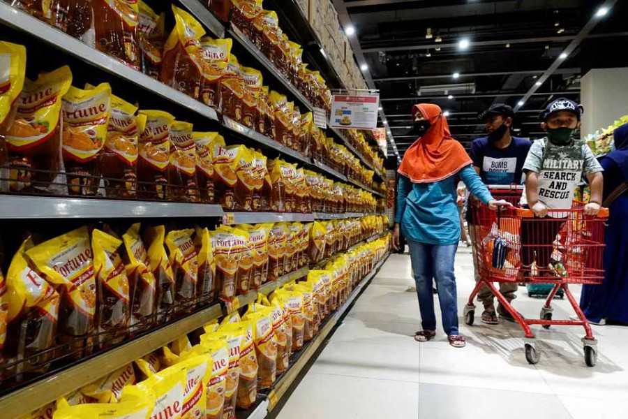 People shop for cooking oil made from oil palms at a supermarket in Jakarta, Indonesia, March 27, 2022 – Reuters/Willy Kurniawan/File Photo