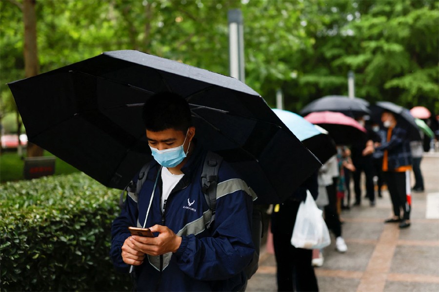 People line up to get tested at a mobile nucleic acid testing site, amid the coronavirus disease (Covid-19) outbreak in Beijing, China on May 6, 2022 — Reuters photo