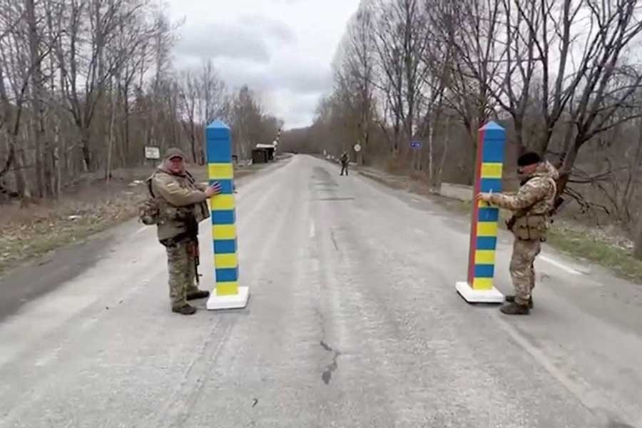 Ukrainian soldiers standing guard at the Ukraine-Belarus border –Reuters file photo