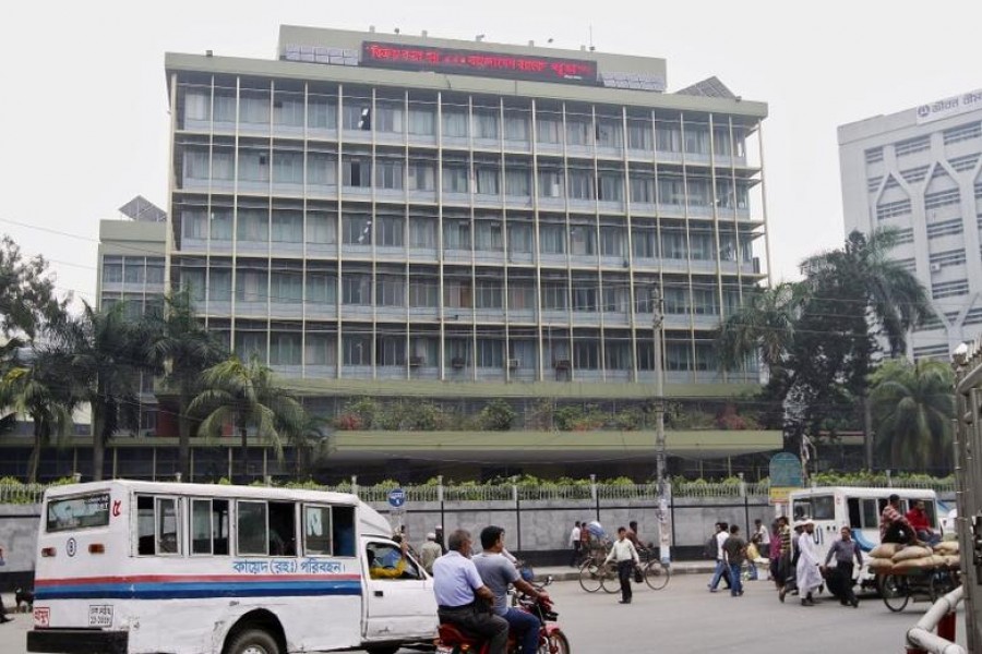 Commuters pass by the front of the Bangladesh central bank building in Dhaka, March 8, 2016 – Reuters/Files