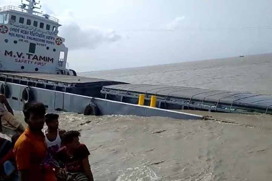 Vessel, carrying 1,600 tonnes of wheat, sinks in Meghna