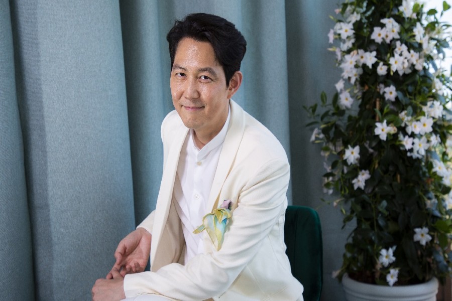 Lee Jung-jae poses for portrait photographs for the film 'Hunt, at the 75th international film festival, Cannes, southern France, Thursday, May 19, 2022. (Photo by Joel Ryan/Invision/AP)