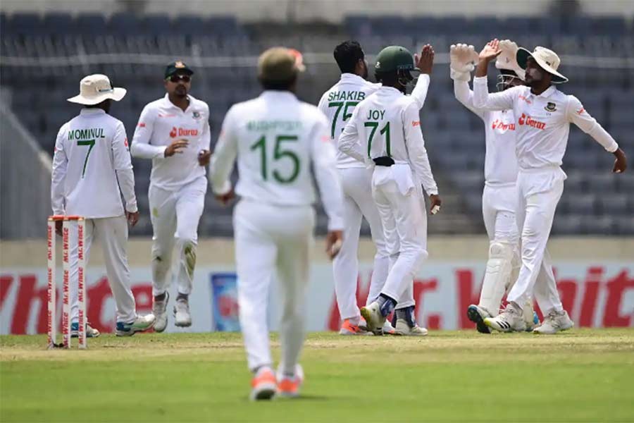 Shakib, Ebadot strike as Sri Lanka reach 210-4 at lunch