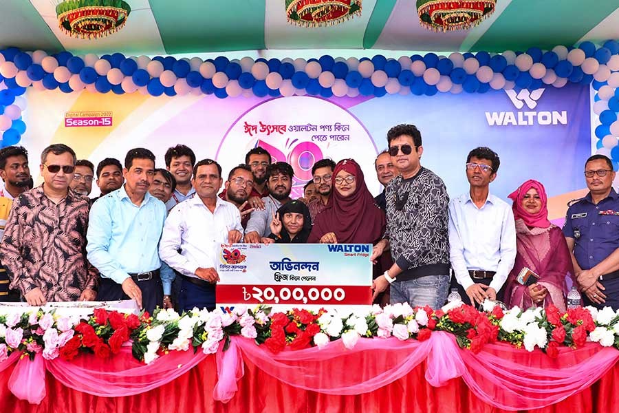 Walton officials handing over a cheque of Tk 2.0 million to Parvin Akhter, a buyer of Walton fridge, as a cashback award under Digital Campaign Season-15