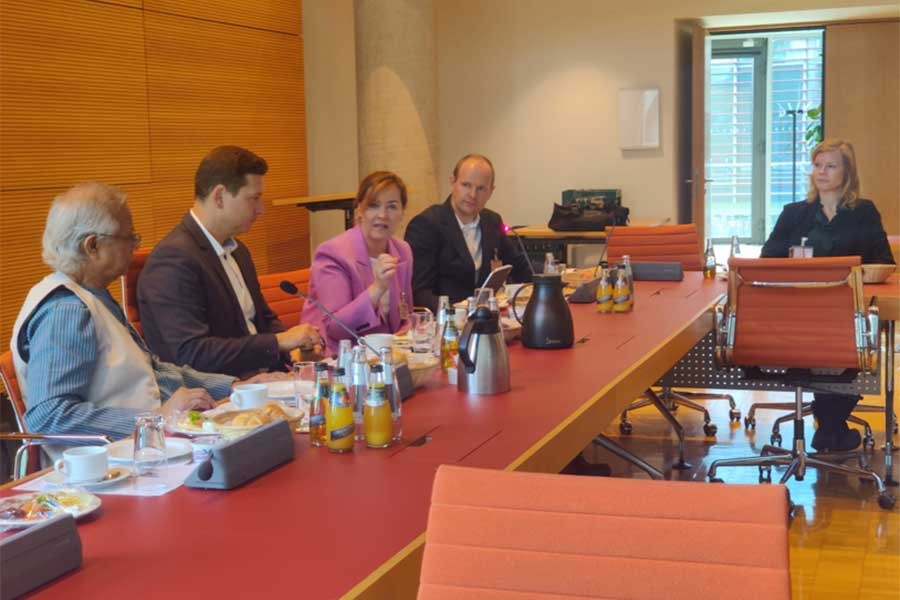 Muhammad Yunus attending at the discussion during the breakfast meeting in German Parliament –Yunus Centre Photo