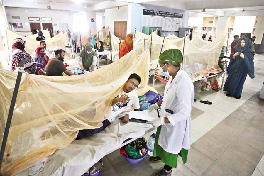 Patients receiving treatment in the dengue ward of Mugda Medical College and Hospital in Dhaka recently — FE file photo