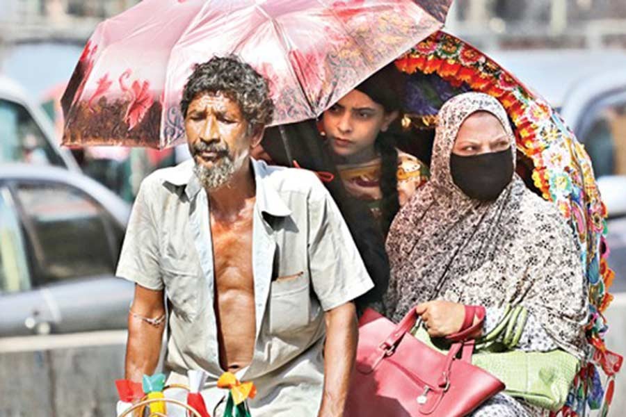 Scorching heat prevails as mild heat wave sweeps over some districts