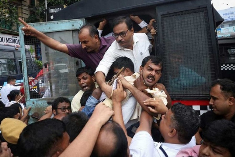 Demonstrators shout slogans from a police vehicle after being detained during a protest against "Agnipath" scheme for recruiting personnel in the armed forces, in Kolkata, India, June 18, 2022. REUTERS/Rupak De Chowdhuri