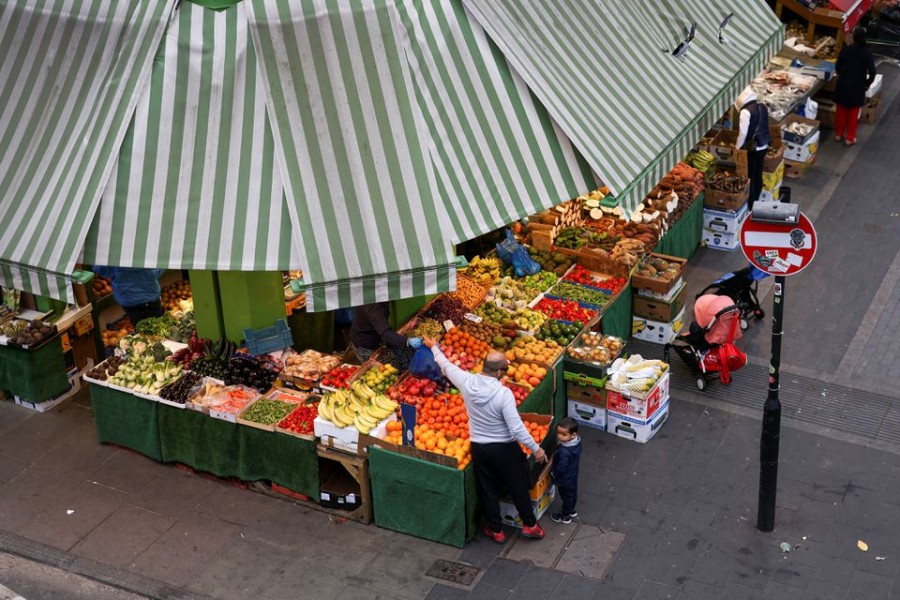 A man shops for fruit and vegetables at Brixton Market, amid the spread of the coronavirus disease (COVID-19) in London, Britain, September 27, 2020. REUTERS/Simon Dawson