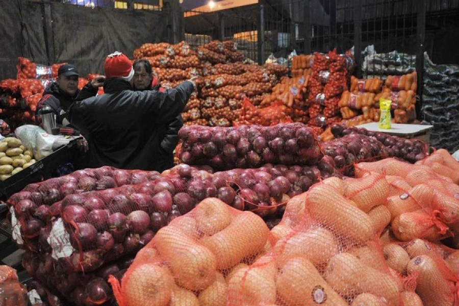 People chat at the Mercado Central, city's largest wholesale central market which receives produce from the entire country, on the outskirts of Buenos Aires, Argentina Jun 23, 2022. Reuters