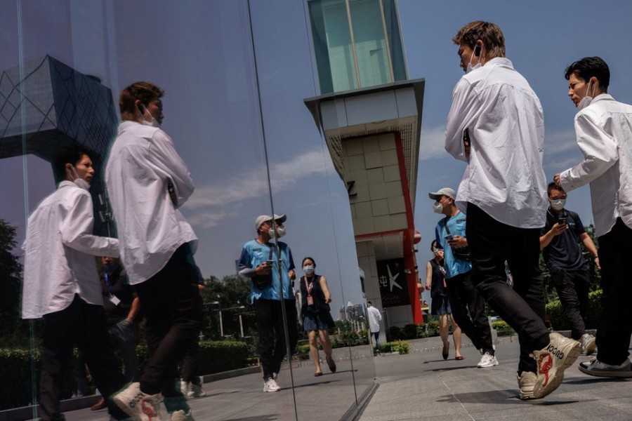 People look into a window of a shop, outside a mall in Beijing, China, July 13, 2022. REUTERS/Thomas Peter