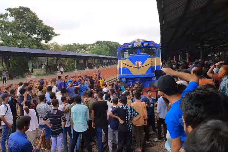 Failing to get tickets, students block Dhaka airport railway station