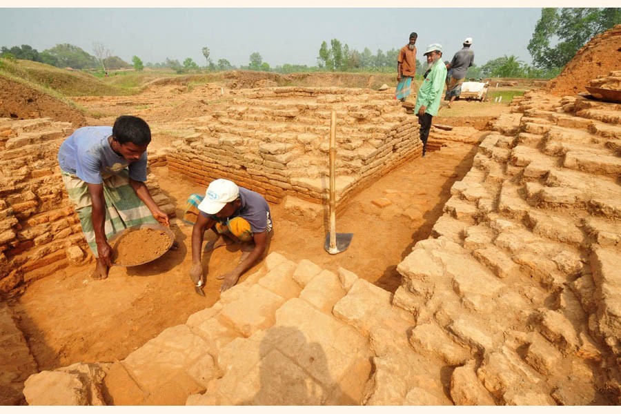 Workers doing excavation work at an archaeological site of Mahasthangarh in Bogura where some 1500-year-old artifacts were found —Focus Bangla photo