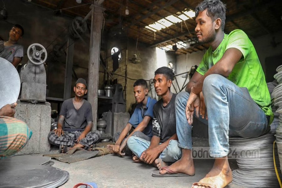 লোডশেডিংয়ের কারণে বিদ্যুৎ নেই, তাই কাজও নেই। কামরাঙ্গীরচরে একটি সিলভারের তৈজসপত্র তৈরির কারখানায় বিদ্যুৎ না থাকায় অলস আড্ডায় সময় পার করছেন কর্মীরা