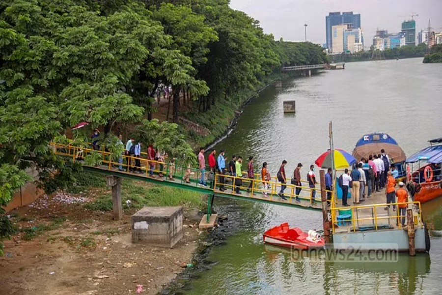 হাতিরঝিলে ওয়াটার ট্যাক্সিতে উঠছেন যাত্রীরা। |