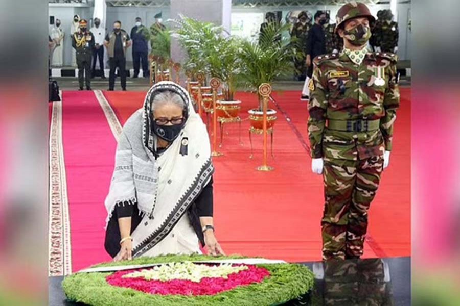 জাতীয় শোক দিবসে সোমবার সকালে ধানমণ্ডির ৩২ নম্বরে বঙ্গবন্ধুর প্রতিকৃতিতে ফুল দিয়ে শ্রদ্ধা জানান প্রধানমন্ত্রী শেখ হাসিনা। ছবি: পিএমও