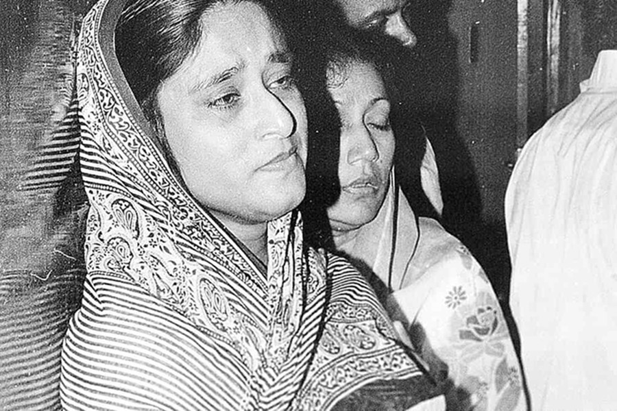 ১৯৮১ এর ১৫ আগস্ট ৩২ নাম্বারের সেই বাড়িতে অশ্রুসিক্ত শেখ হাসিনা ও আইভি রহমান। ছবি: সচিত্র সন্ধানী