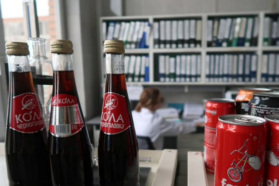 A view shows bottles and cans of soft drinks at a plant of the Chernogolovka company in the town of Chernogolovka in the Moscow region, Russia Jul 28, 2022. REUTERS/Alexander Reshetnikov