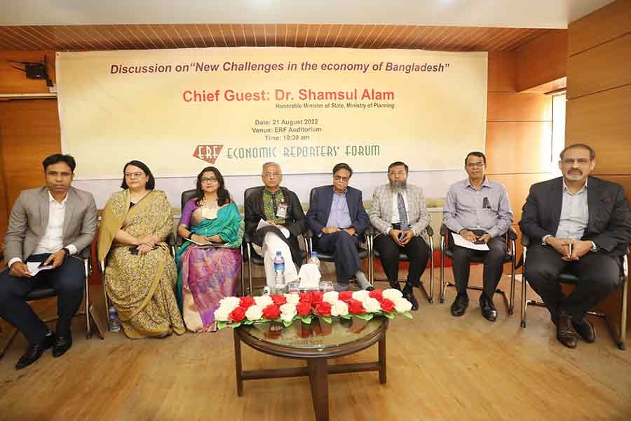 রবিবার অর্থনৈতিক সাংবাদিকদের সংগঠন ইকোনমিক রিপোর্টার্স ফোরাম (ইআরএফ) আয়োজিত এক আলোচনা সভায় অংশ নেন সরকারের নীতিনির্ধারক, অর্থনীতিবিদ ও ব্যবসায়ীরা।