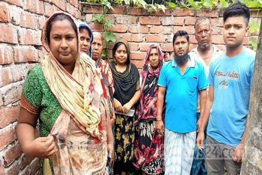 গোপালগঞ্জে প্রতিবেশীর প্রাচীরে ‘অবরুদ্ধ’ ৫ পরিবার