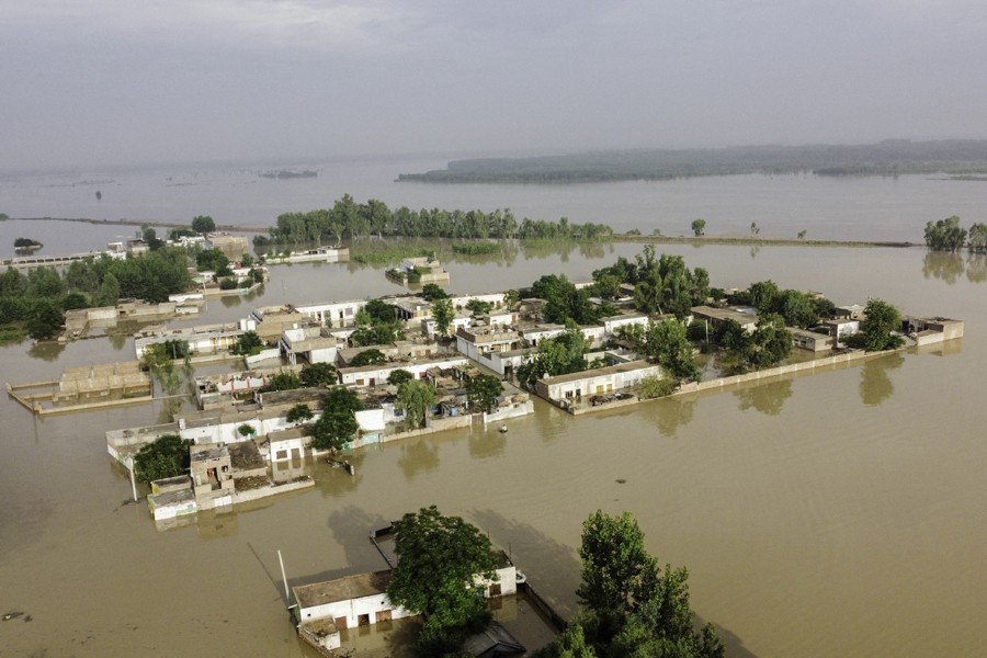 Pakistan flooding death toll tops 1,000