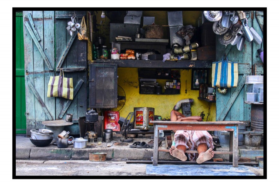 কর্মব্যস্ততার ফাঁকে একটুখানি ভাতঘুম   ছবি: তাবাসসুম বিনতে তাব্রীজ