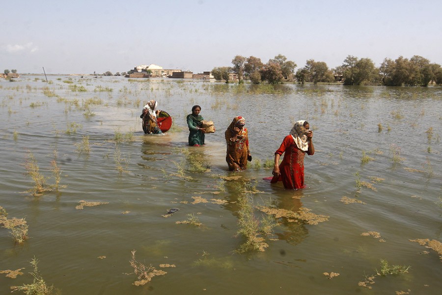 Aid pours into Pakistan; deaths from floods cross 1,200 mark