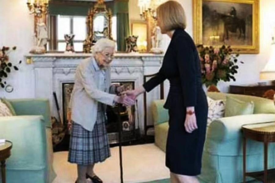 রানির কাছে জনসনের পদত্যাগ, লিজ ট্রাসের অভিষেক