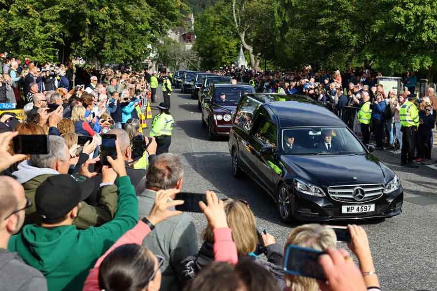 The hearse carrying the coffin of Britain's Queen Elizabeth II passing through the village of Ballater, near Balmoral, in Scotland on Sunday –Reuters photo