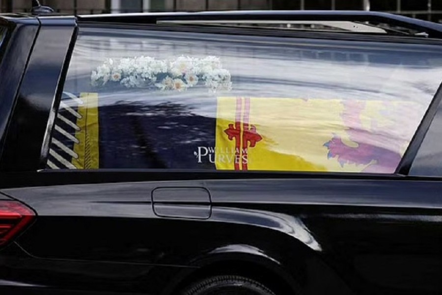 Queen Elizabeth's coffin arrives in Edinburgh