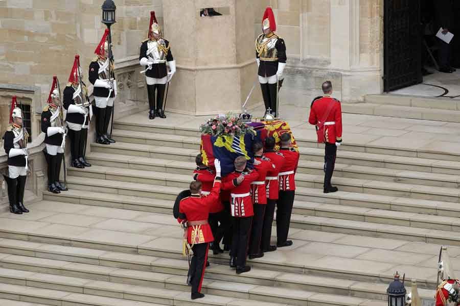 The coffin of Britain’s Queen Elizabeth II entering St George VI Chapel at Windsor Castle in the English county of Berkshire on Monday -Reuters photo