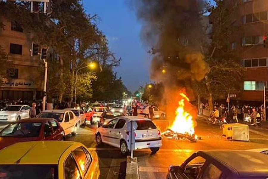 বাড়ছে বিক্ষোভ, কঠোর হুঁশিয়ারি ইরানের সেনাবাহিনীর