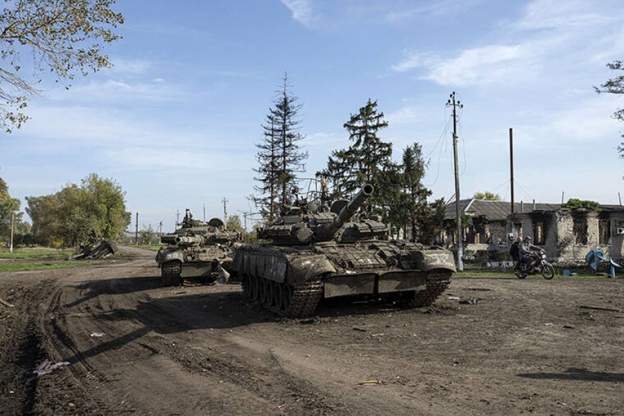 Russia withdraws troops after Ukraine encircles key city