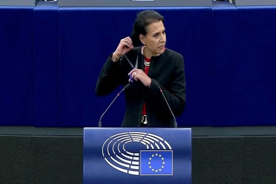 Swedish lawmaker Abir Al-Sahlani cuts her hair as she delivers a speech during EU debate on Iran protests at the European Parliament in Strasbourg, France, Oct 4, 2022. REUTERS