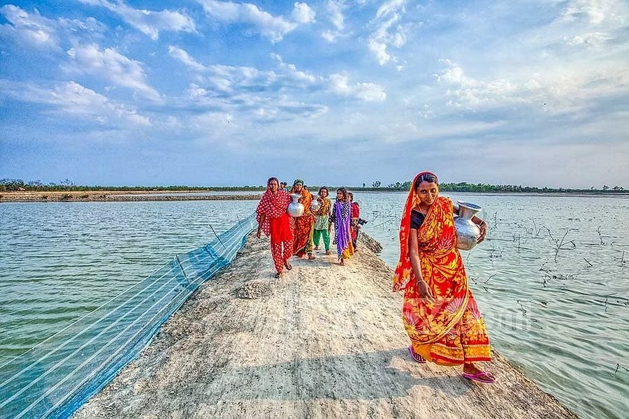 Women from Datinakhali Village in Satkhira have to travel four kilometres on foot to get drinking water. Increasing salinity brought on by climate change has forced locals to resort to a deep tube well set up by a private organisation at some distance from their homes in order to get drinking water.