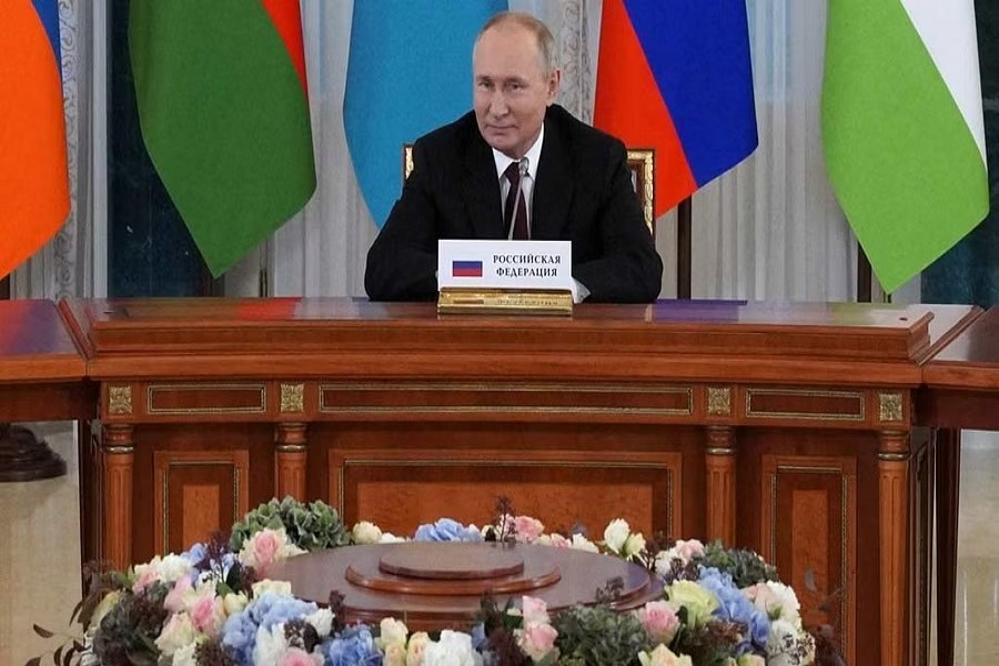 Russian President Vladimir Putin speaks on the phone during a conversation with a participant of a Christmas charity event in Strelna on the outskirts of Saint Petersburg, Russia December 27, 2021. Sputnik/Aleksey Nikolskyi/Kremlin via REUTERS