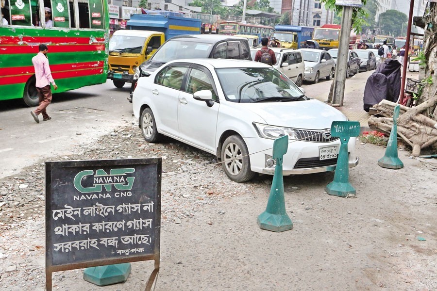 Cars are waiting outside a compressed natural gas (CNG) station in Dhaka's Chankarpool area on Sunday as it has been kept closed due to a fall in gas supply. The drivers said they had been waiting there since morning. The photo was shot around 12:00 noon — FE photo by KAZ Sumon