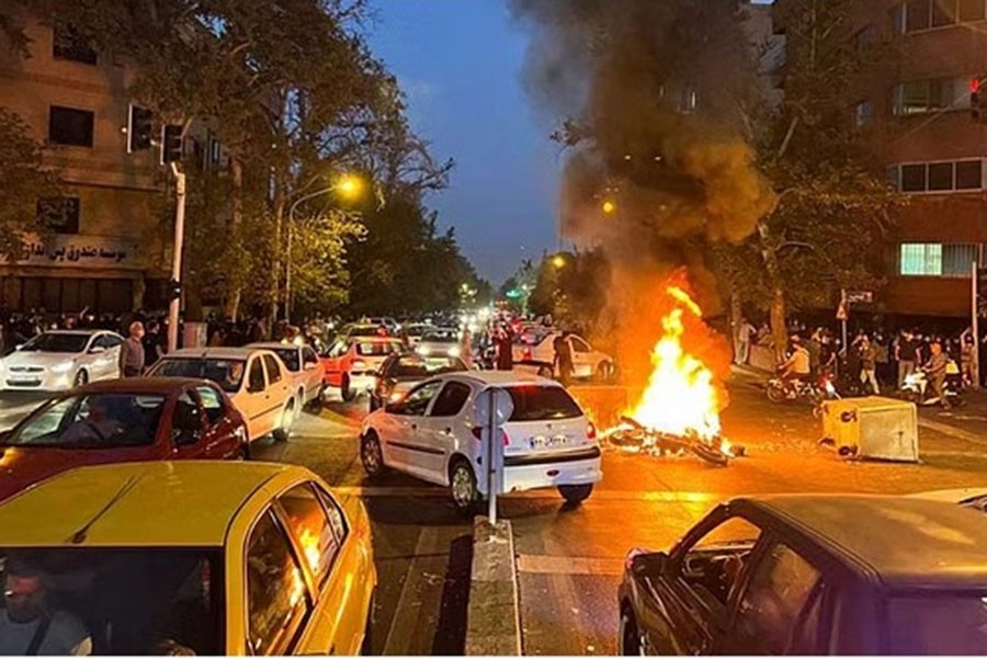 Students defy protest ultimatum despite crackdown across Iran