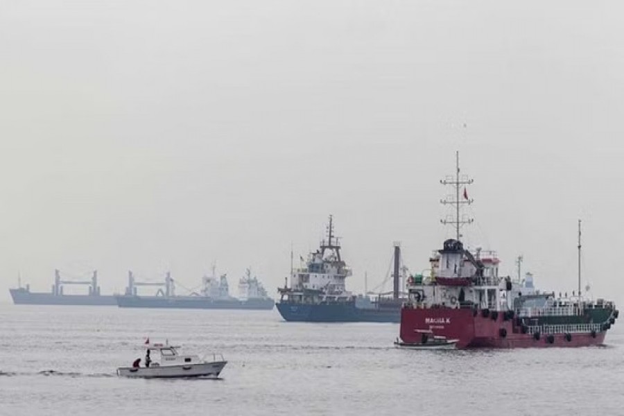 Commercial vessels including vessels which are part of Black Sea grain deal wait to pass the Bosphorus strait off the shores of Yenikapi during a misty morning in Istanbul, Turkey, October 31, 2022. Photo: Reuters