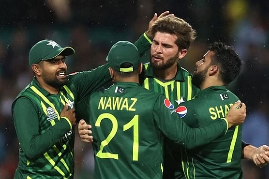 Pakistan keep hopes alive by ending South Africa's unbeaten run