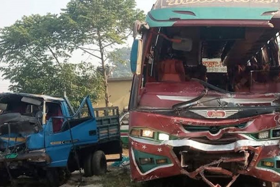 Road crash claims three lives in Narsingdi