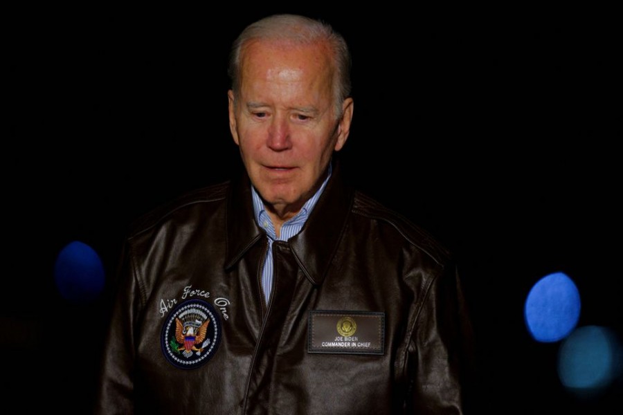 US President Joe Biden approaches reporters to answer a question about the crisis in Ukraine and the missile that crashed in Poland as he arrives back at the White House from travel to the G20 and ASEAN summits, on the South Lawn of the White House in Washington, US November 17, 2022. REUTERS/Jim Bourg/File Photo