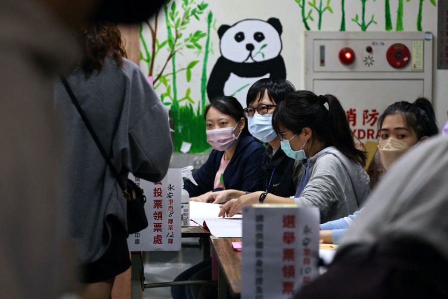  People line up to cast their votes on election day in Taipei, Taiwan, November 26, 2022. REUTERS/Ann Wang