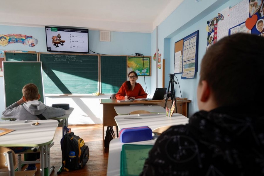 A teacher conducts a hybrid mathematic lesson for junior students of a private school, amid Russia's attack on Ukraine, in Kyiv on Ukraine December 1, 2022 — Reuters photo