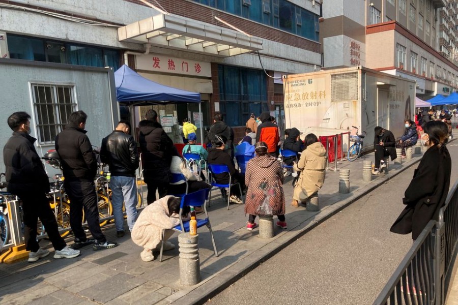 People line up at a fever clinic of a hospital, after the government gradually loosens the restrictions on the coronavirus disease (COVID-19) control, in Wuhan, Hubei province, China December 10, 2022. REUTERS/Martin Pollard