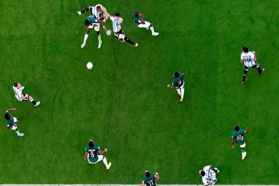 Football - FIFA World Cup Qatar 2022 - Group C - Argentina v Saudi Arabia - Lusail Stadium, Lusail, Qatar - Nov 22, 2022 Argentina's Enzo Fernandez heads at goal REUTERS