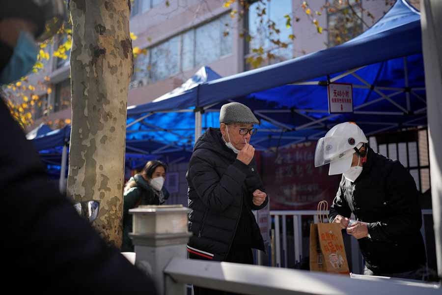 A man taking a rapid antigen test for coronavirus disease (COVID-19) at an entrance of a hospital on Monday, as the outbreaks continue in Shanghai, China –Reuters photo